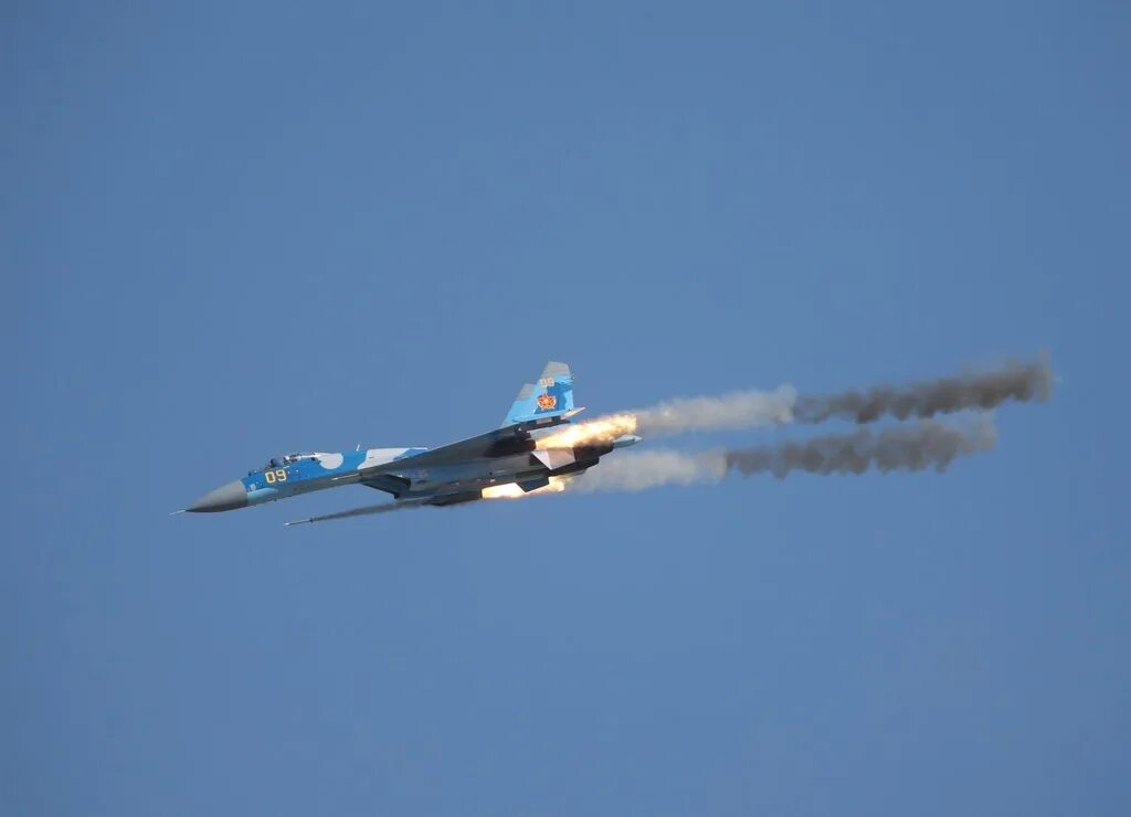 Самолеты стреляют ракетами. Су 25 всу. Су 25 пуск. Су-25 нурс. Р-37 ракета «воздух-воздух».