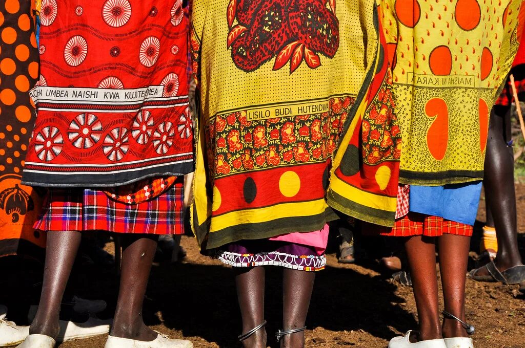 Trip africa. Занзибар национальный костюм. Занзибар Национальная одежда. Суахили в национальной одежде. Танзания костюмы.