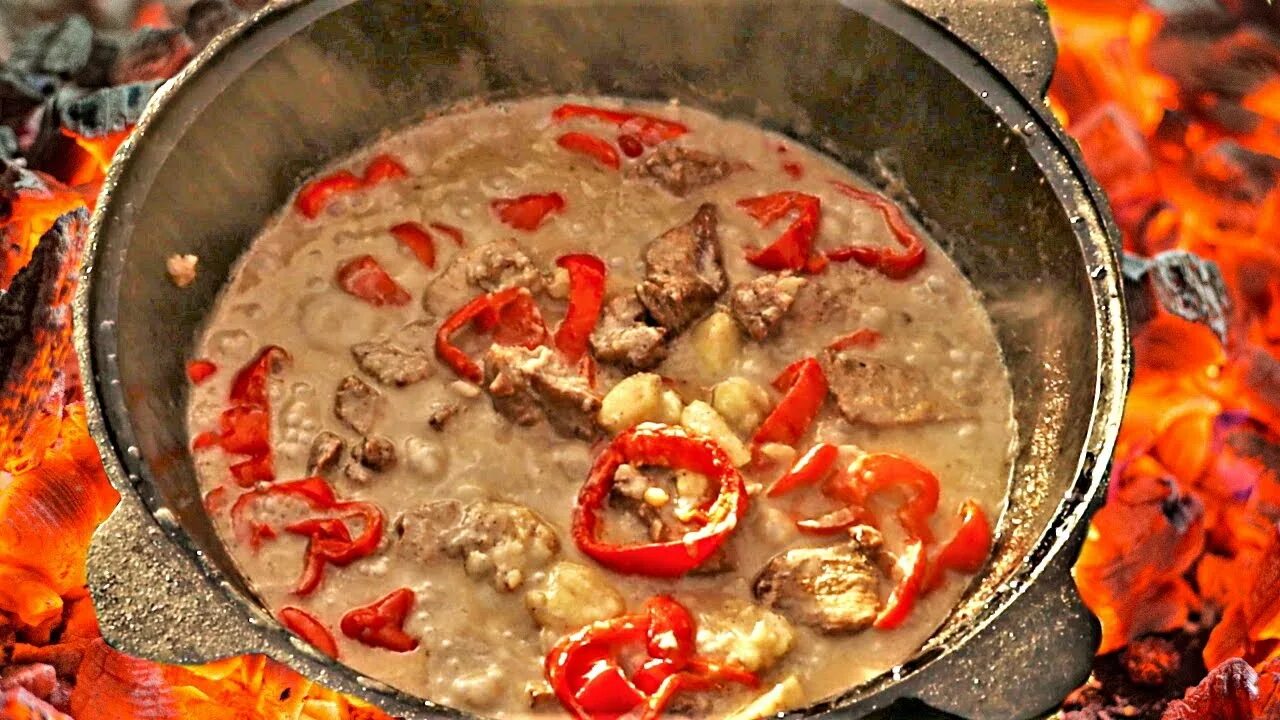 Мясо казане с свинины картошкой. Мясо с овощами в казане на костре. Свинина с овощами в казане. Блюда в казане на костре из свинины. Тушёное мясо с овощами в казане на костре.