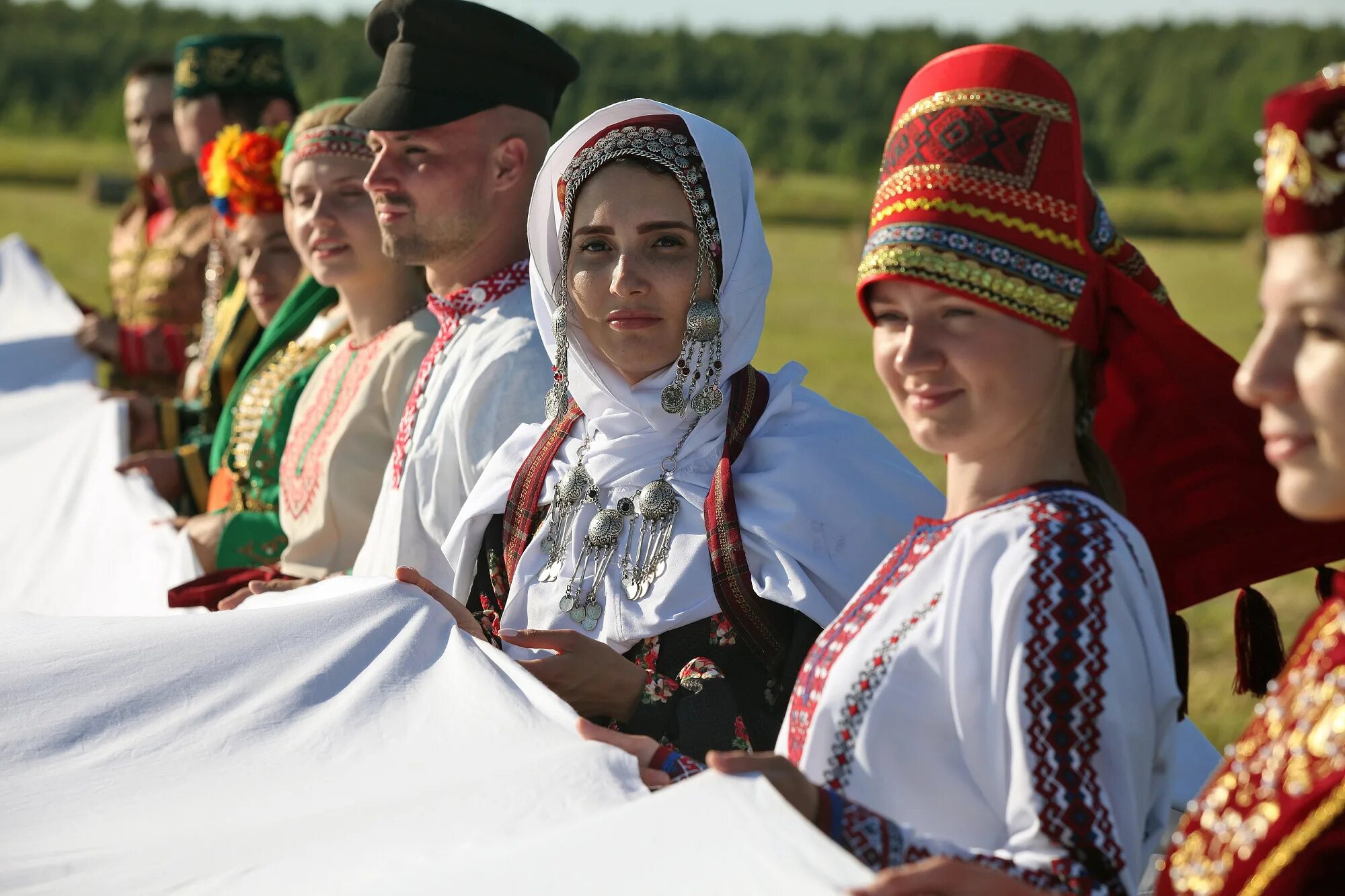 Вестник дружбы народов. Национальные костюмы дружба народов. народности красноярского края костюмы. народ чувашии. встреча в национальных костюмах чувашия.