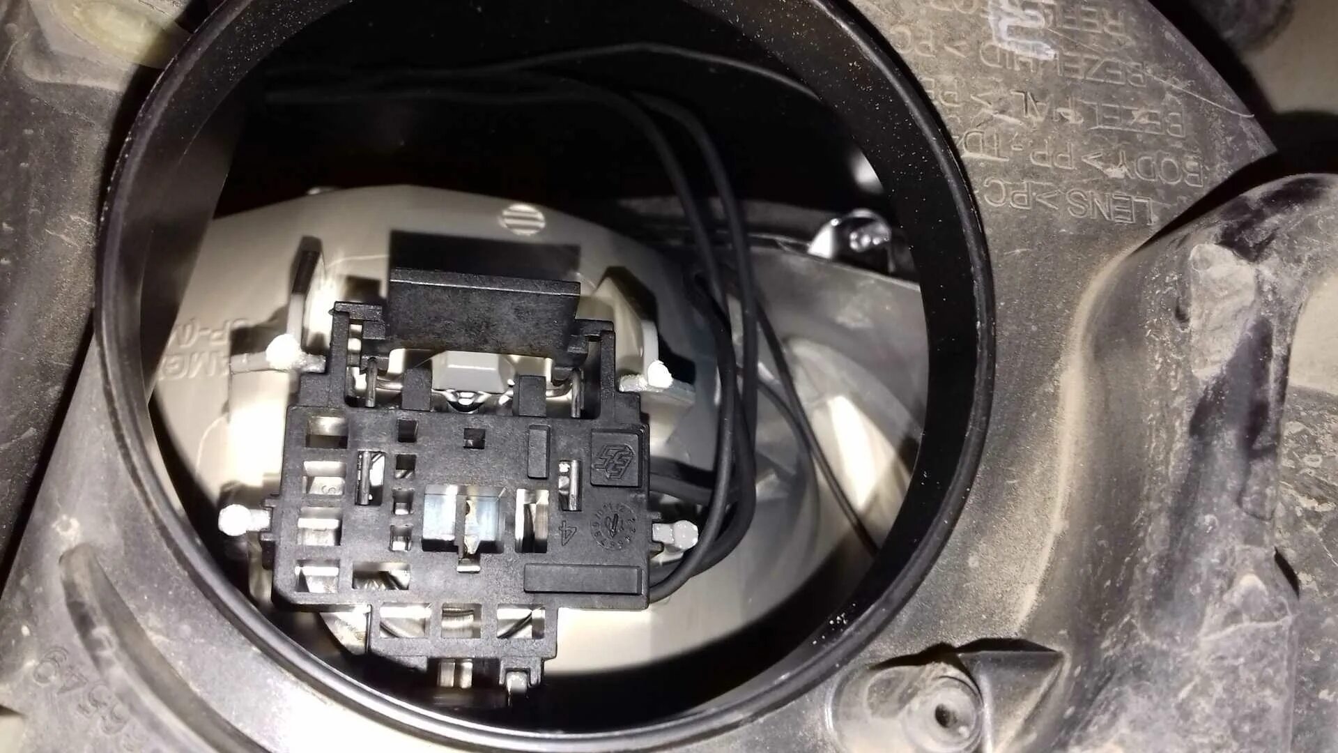 Фф3 замена ламп. Лампа ближнего света форд фокус 3. Лампочка ближнего света форд фокус 3. Лампочка ближнего света на ford focus 3. Фф3 замена ламп.