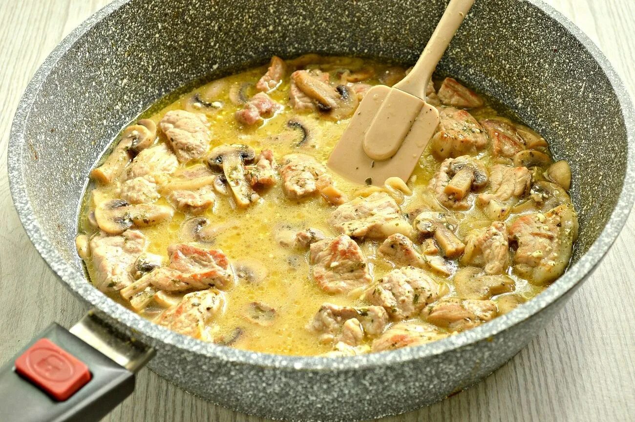 Мясо с майонезом. Мясо в майонезе на сковороде. Мясо на сковороде с майонезом рецепт. Свинина маринад в майонезе. Кусок свинины.
