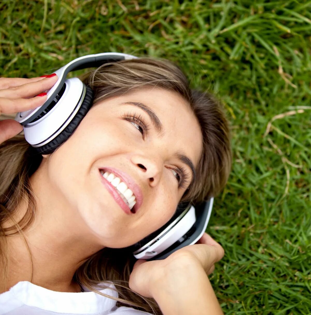 картинка радио и наушниками. прослушивание музыки эстетика. девушка в наушниках. человек в наушниках. девушка с наушниками.