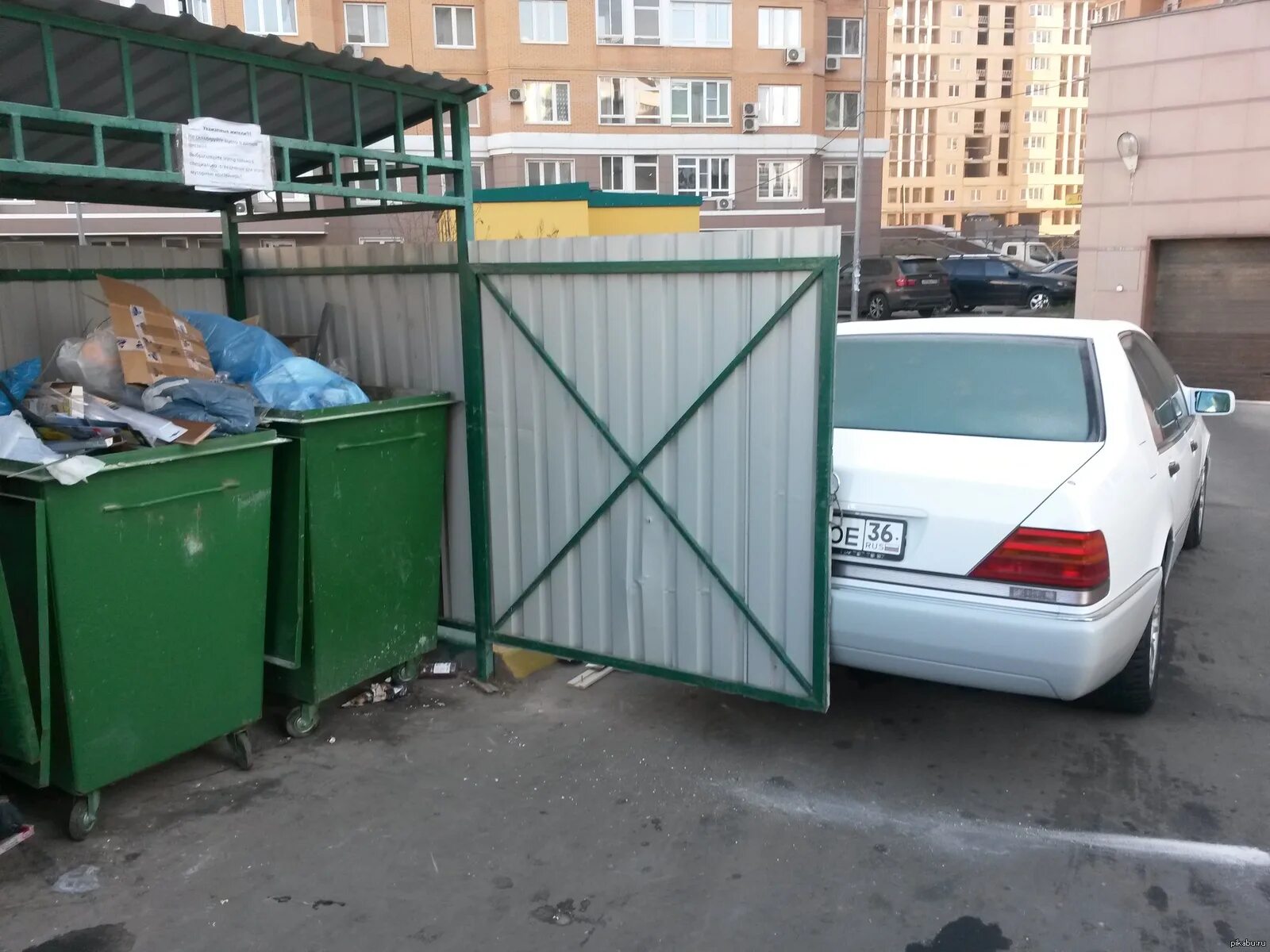 Большое мусорное ведро бмв. Бмв в мусорном баке. Машина помойка. Мерседес помойка. Bmw в мусорке мерседес в особняке.