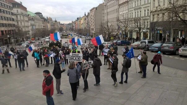 Вацлавская площадь митингующие. Демонстрация на Вацлавской площади. Демонстрация в Праге на Вацлавской площади. Демонстрация в Праге на Вацлавской площади вчера. Митинги против выборов