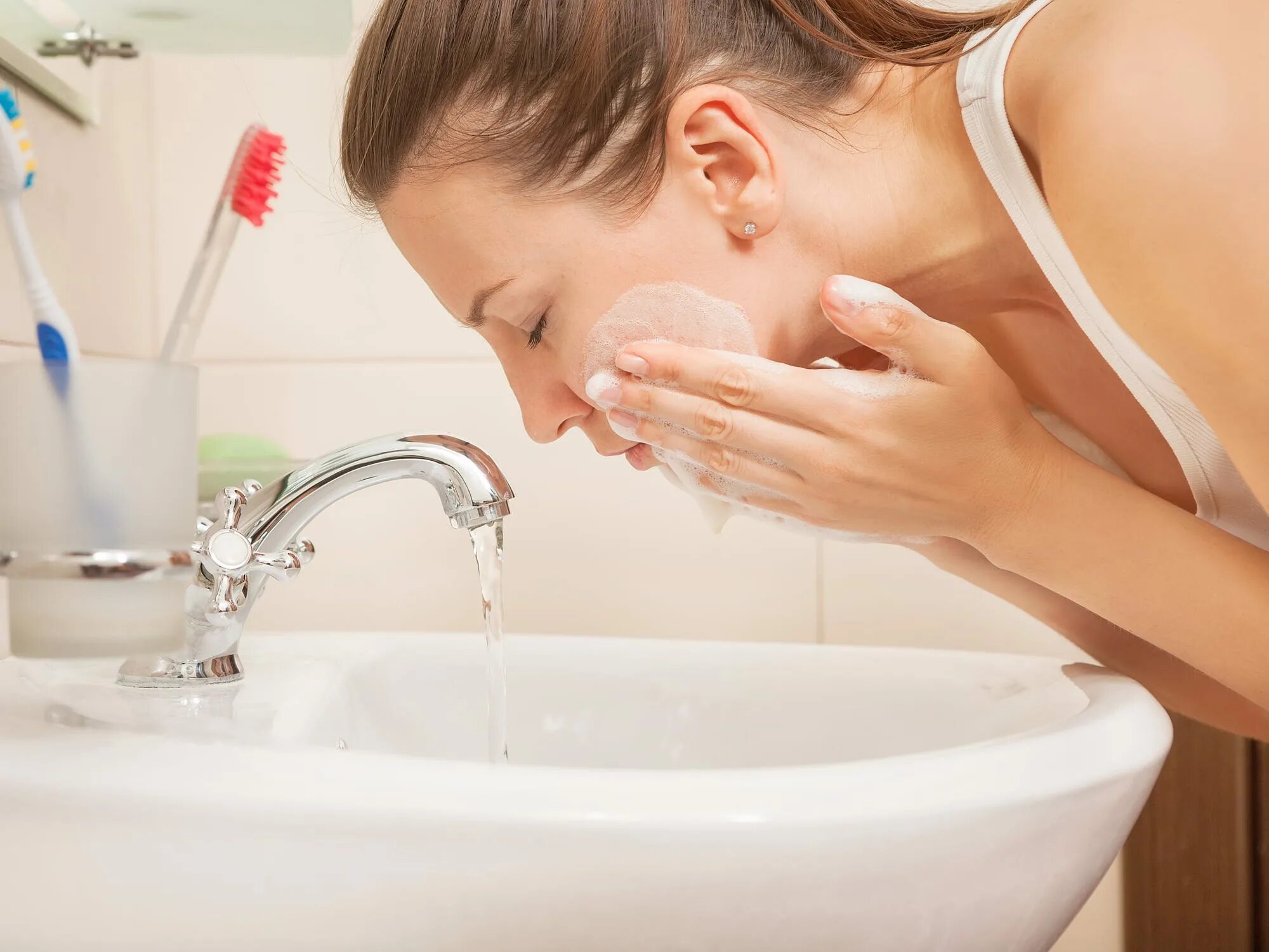 I wash my face and hands. Личная гигиена. Человек умывается. Подросток умывается. Гигиена человека.