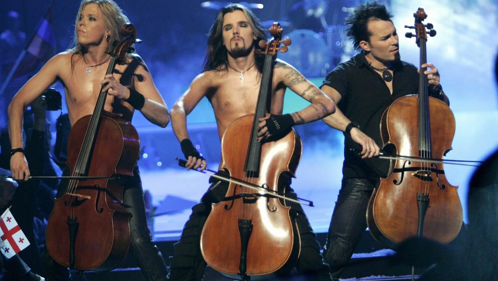 Включи апокалиптика. Группа Apocalyptica. Apocalyptica Paavo. Апокалиптика 2004. Виолончелист апокалиптика.