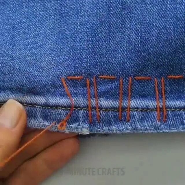 Видео как подшить джинсы с сохранением фабричного. Подрубить джинсы. Подшить джинсы. Подшивание джинсов. Подгибка джинсов.