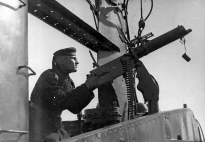 Кронштадт в годы великой отечественной войны. Пулемет ДШК 1941.