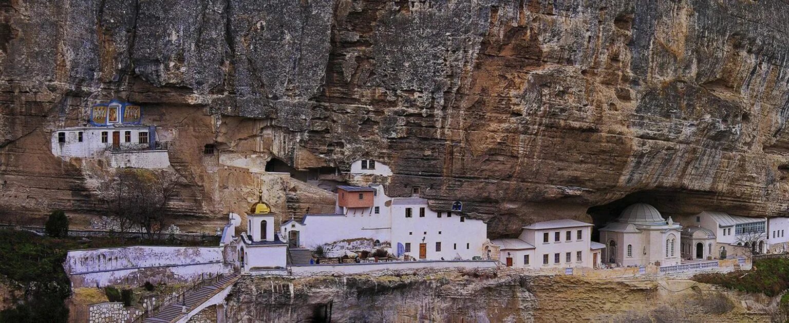 Монастырь в горе в крыму. Монастырь в скале крым бахчисарайский. церковь в скале в крыму бахчисарай. пещерные города и храм в скале крым.
