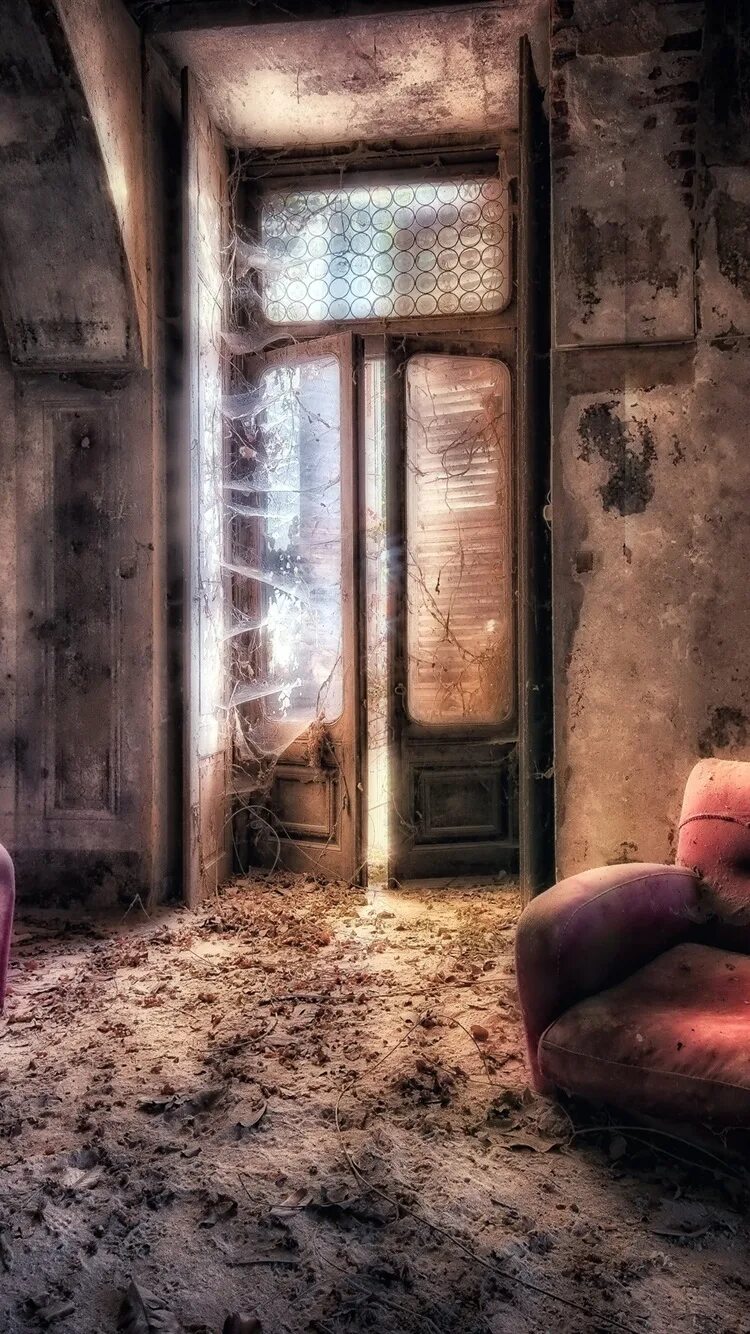 Ребенок заглядывает в комнату. Закрываться в комнате. Девушка в своей комнате. Закрываться в комнате. Одиночество девушка.