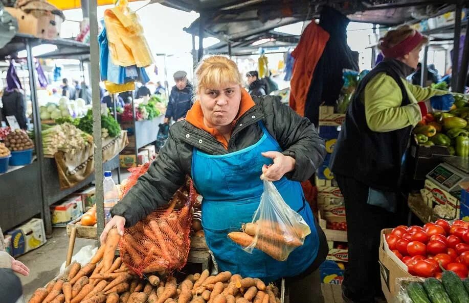 Торговка на базаре. Торговец на рынке. Продавщица на рынке. Тетка торговка на рынке.