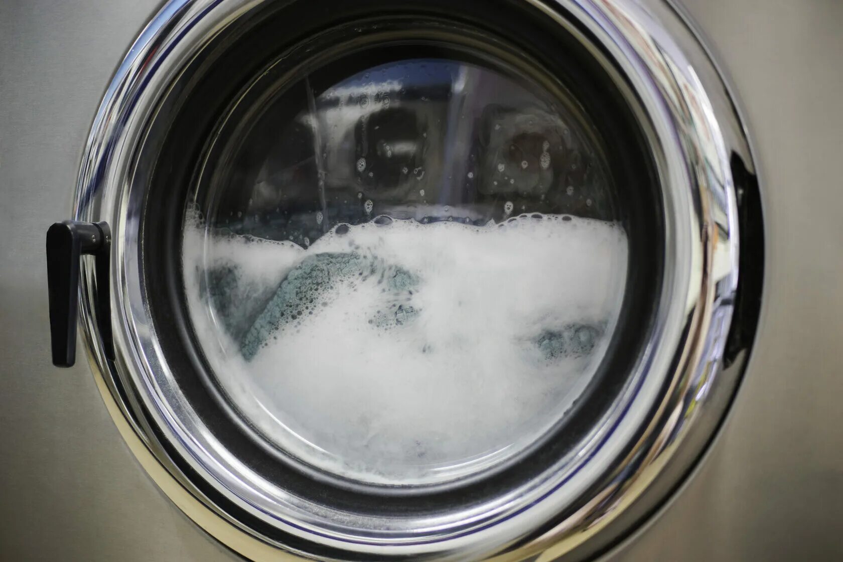 Пена в стиральной машине. Вода в стиральной машинке. Стиральная машинка не сливает воду. Вода в барабане стиральной машины.