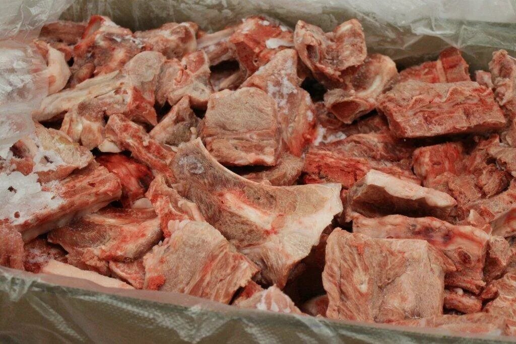 свиное рагу. стейк говяжий русский мрамор испорченный. мясо на прилавке. хочу продать мясо.