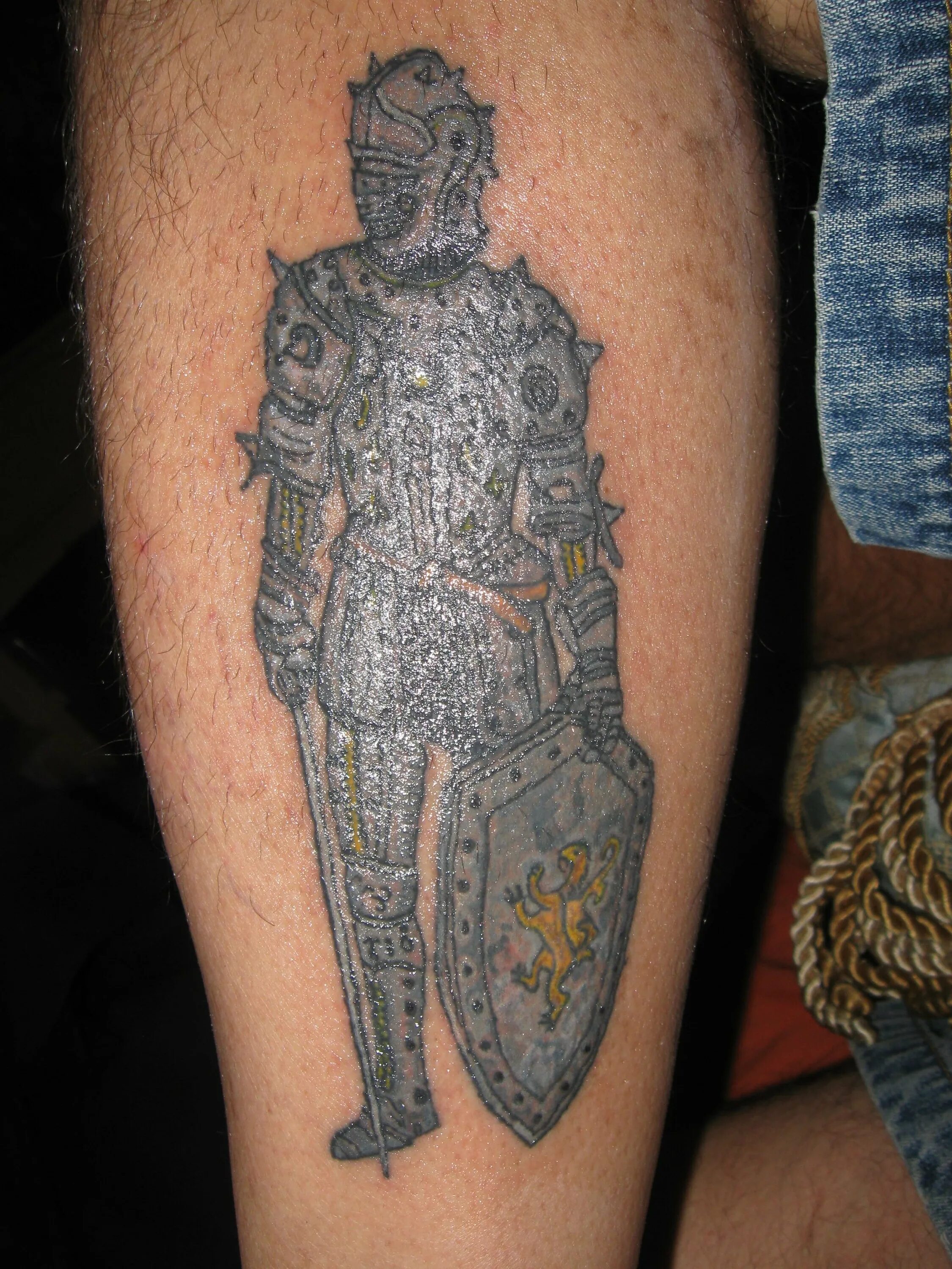 Тату рыцарь на руке. Тату рыцарь тевтонец. Тату рыцарь. Тату тамплиер крестоносец. Тату рыцарь на плече мужские.