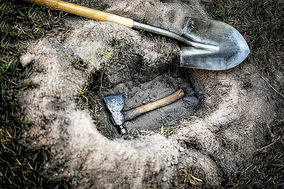 Зарытый клад. Быть в земле зароем. Быть в земле зароем. Быть в земле зароем. Нахождение клада закон.