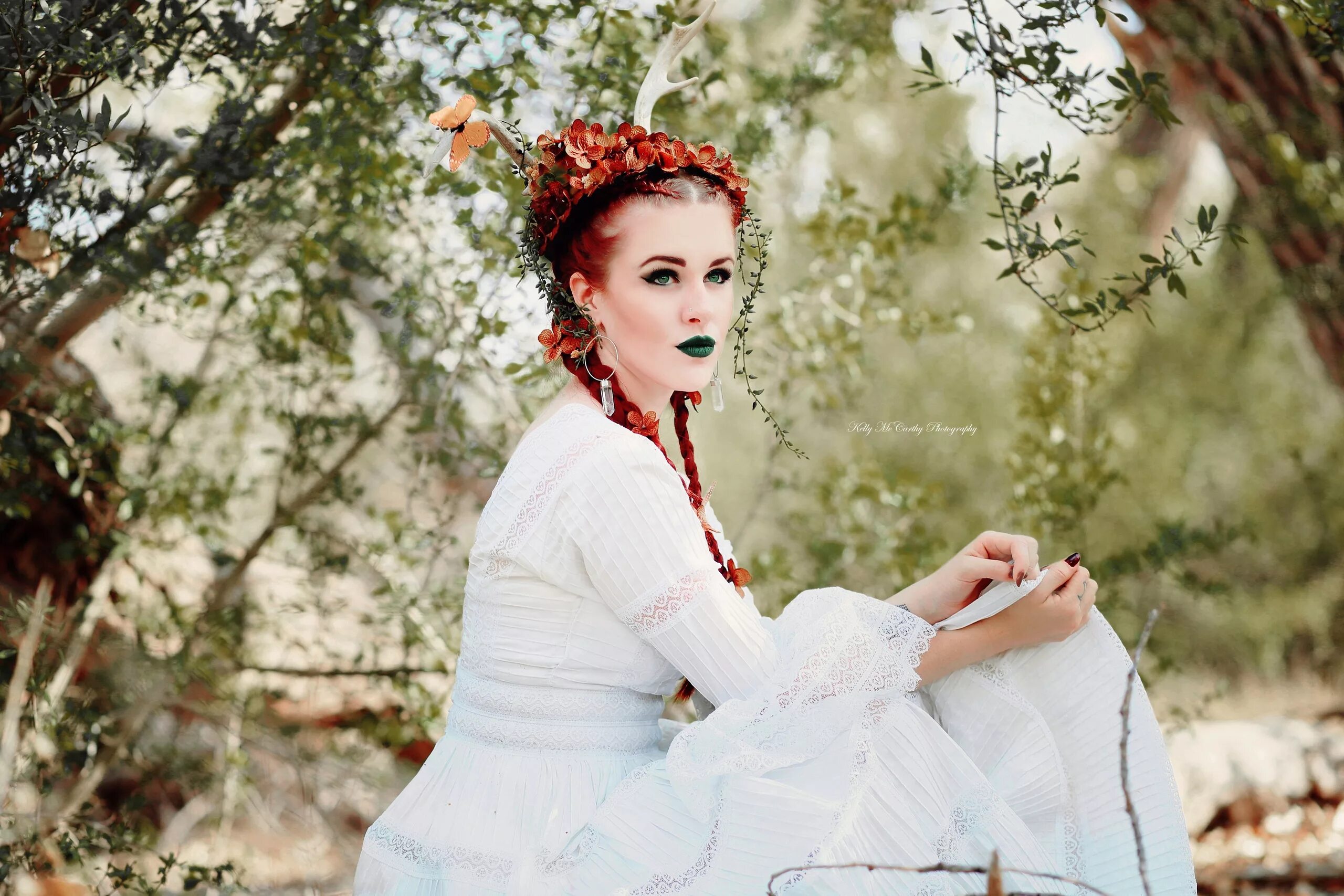 Косы с вплетенными лентами. Сказочный женский образ. Виктория пичкурова. Прически с лентами. Красна девушка косами.