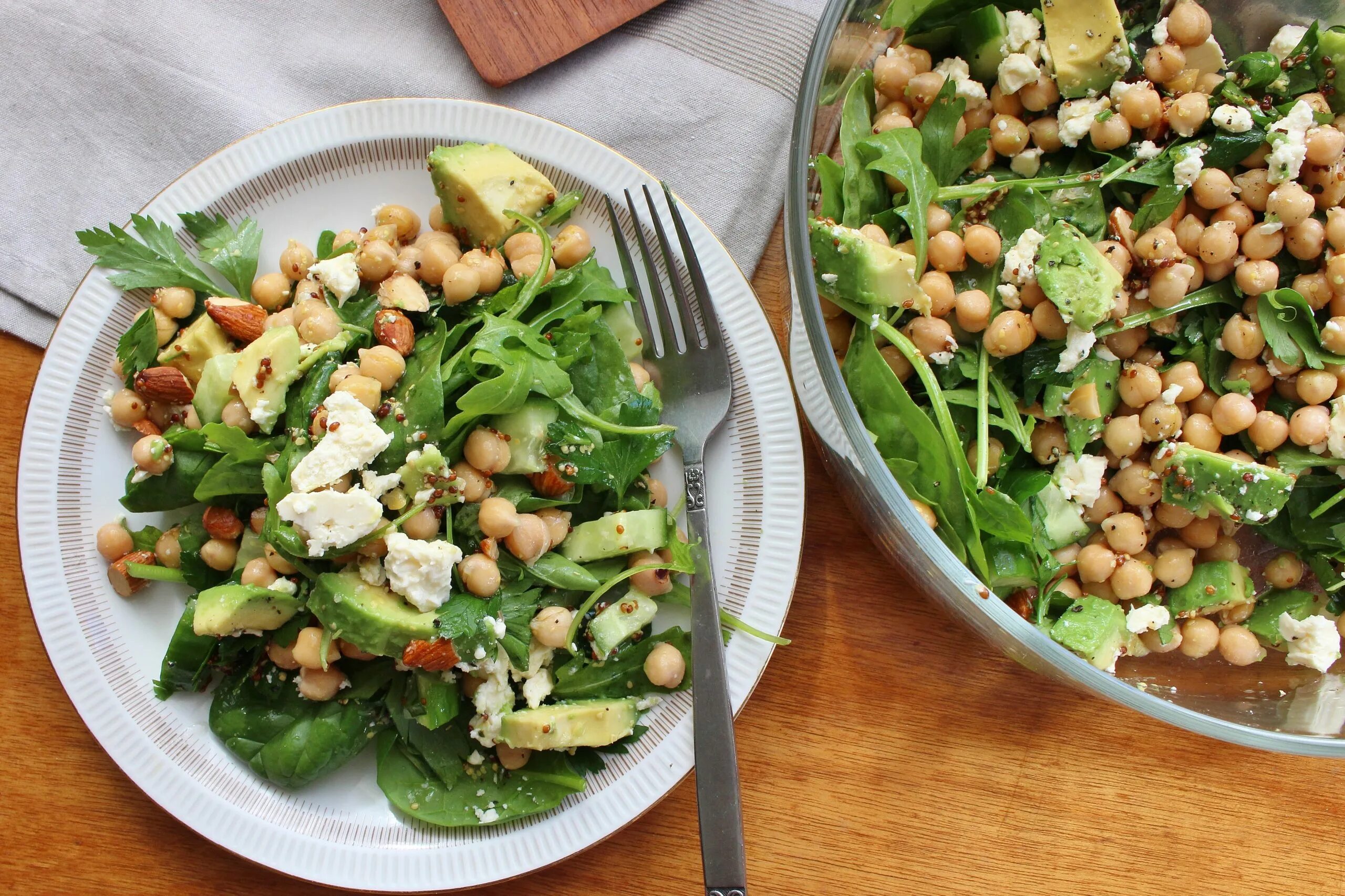 Нут авокадо. Салат с нутом и авокадо. Салат с нутом. Боул с нутом и авокадо. Салат с фасолью и авокадо и помидором.