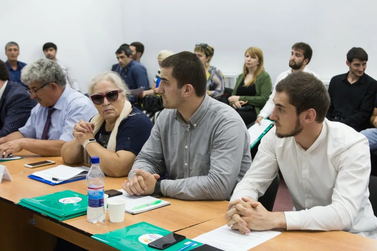 Молодежная политика ростовской области. Комитет по моложи делам молодежи и спорта абхазии. Председатель комитета по молодежной политике. Депутат по делам молодежи махачкала. Комитет по делам молодежи работа.