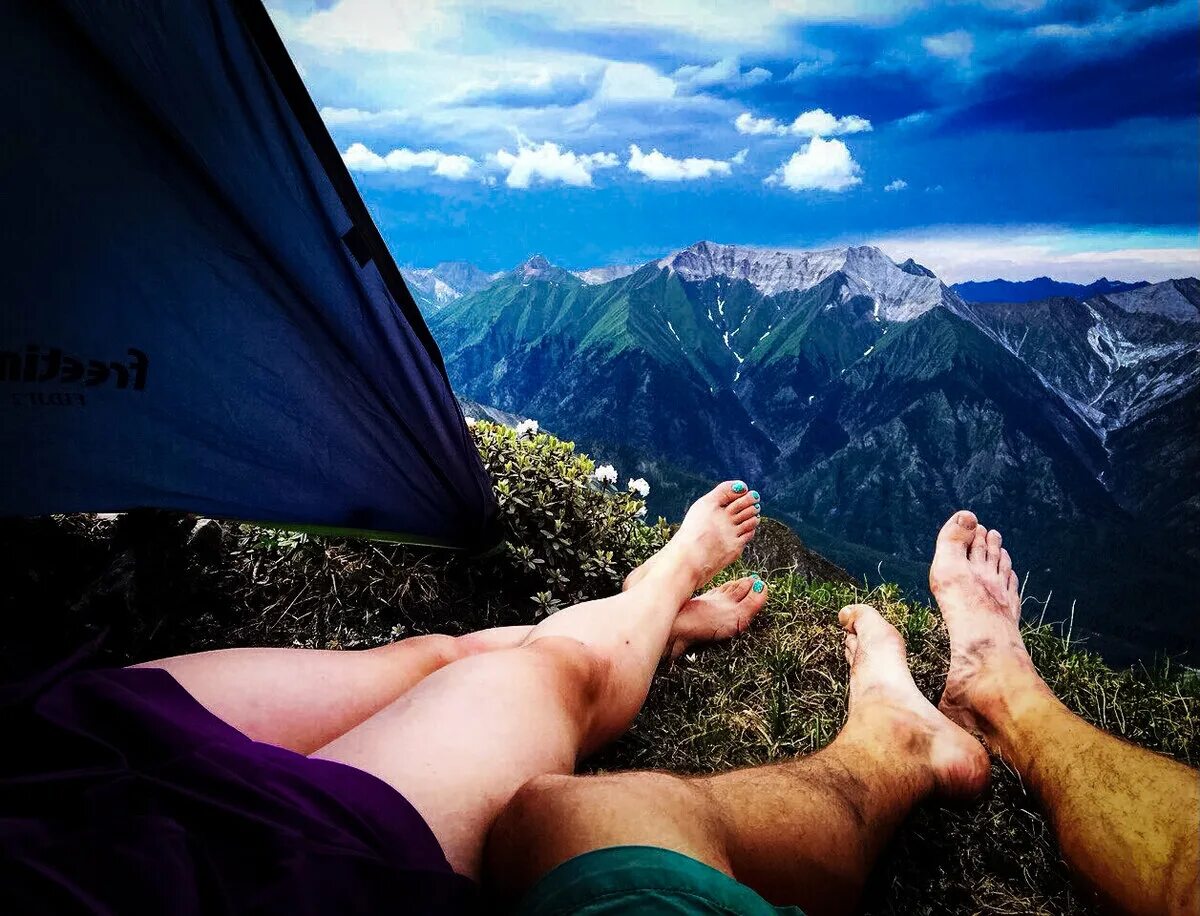 доброе утро горы. красивый вид из палатки. ноги из палатки. бали убуд утро. пикник на природе.