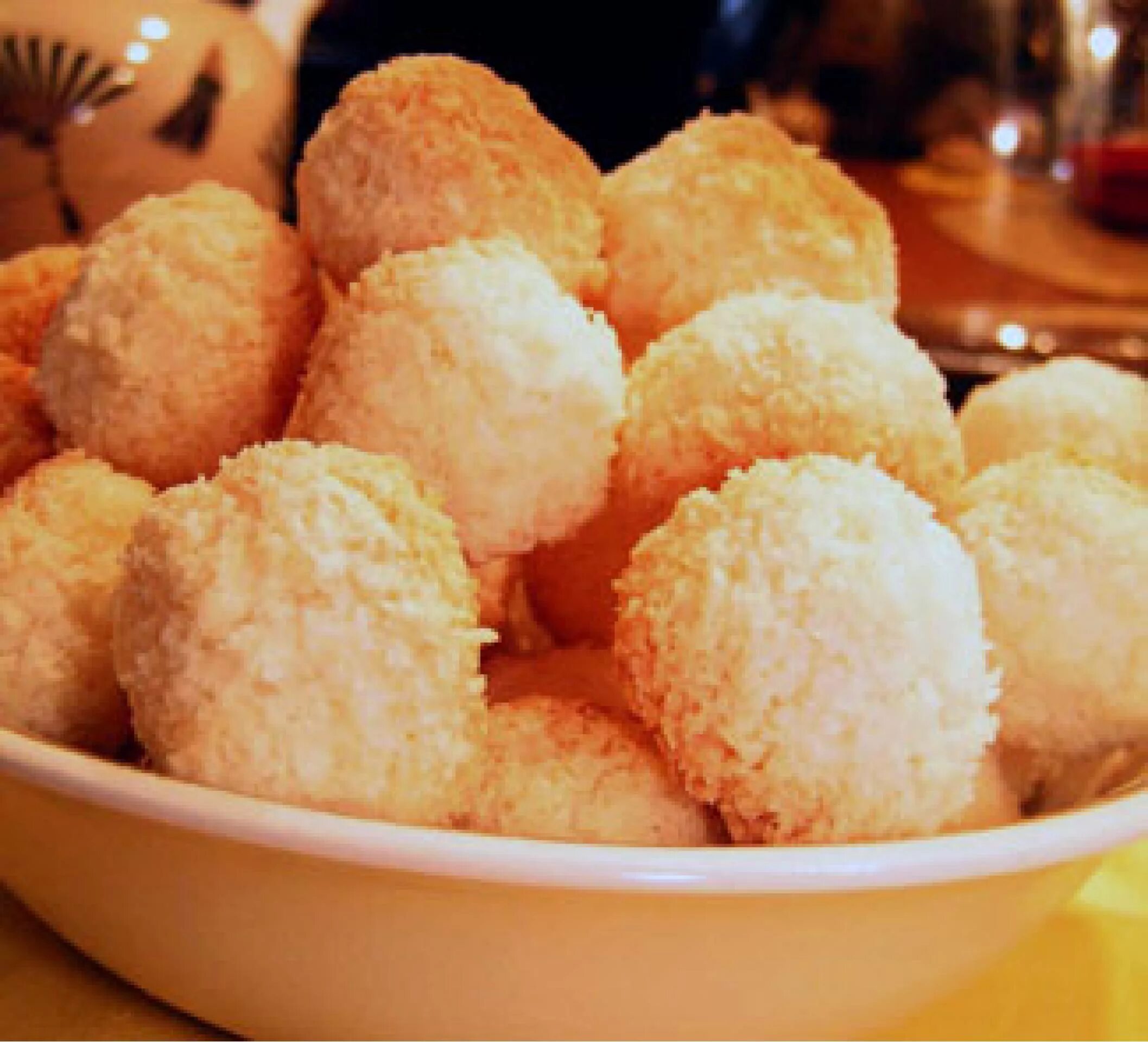 Шарики в кокосовой стружке. Творожные шарики рафаэлло. Кокосовый печенье рафаэлло. Шоколадные шарики с кокосовой стружкой. Конфеты рафаэлло из кокосовой стружки.