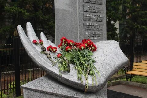Погибшим год назад в