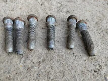 Ступичные шпильки