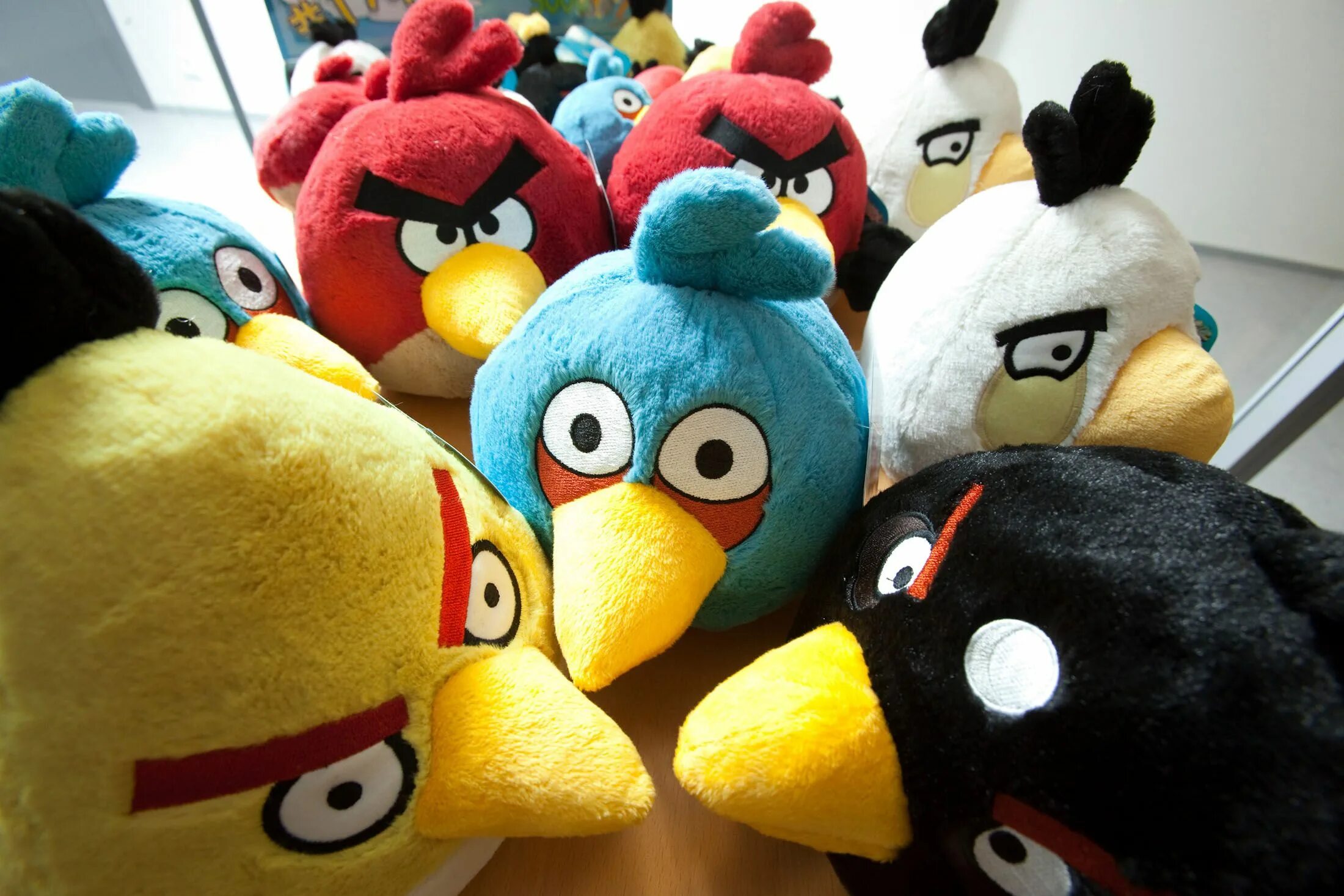 Angry birds maker. Игрушки angry birds rovio. rovio 2006. rovio финляндия. angry birds разработчик лицо.