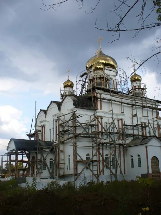 Храм святой троицы бугуруслан иерей максим. Храм святой троицы оренбург. Храм в бугуруслане. Храм святой троицы города бугуруслана. Храм святой троицы оренбург.