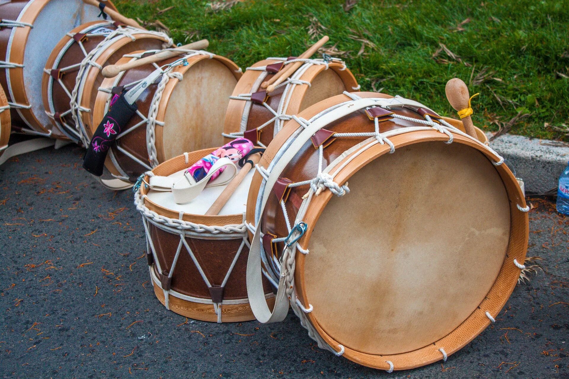 Bombo xxanteria. Барабан музыкальный инструмент. Барабан для веревки. Огромный барабан. Большой барабан с веревками.
