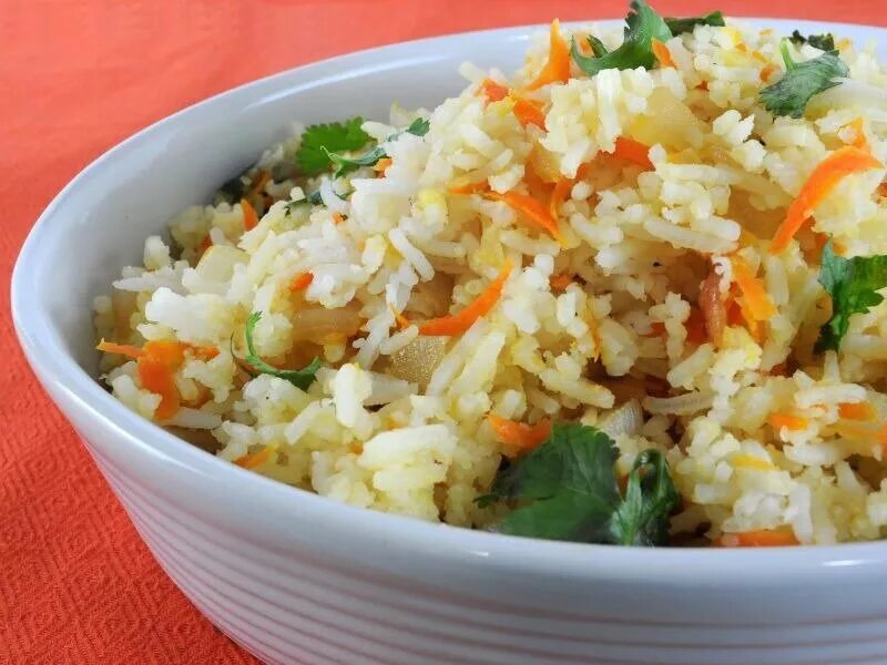 Рецепт рассыпчатого риса с овощами. Рис рассыпчатый на гарнир. рассыпчатый гарнирный рис. рис басмати с овощами. рис с луком и морковью на гарнир.