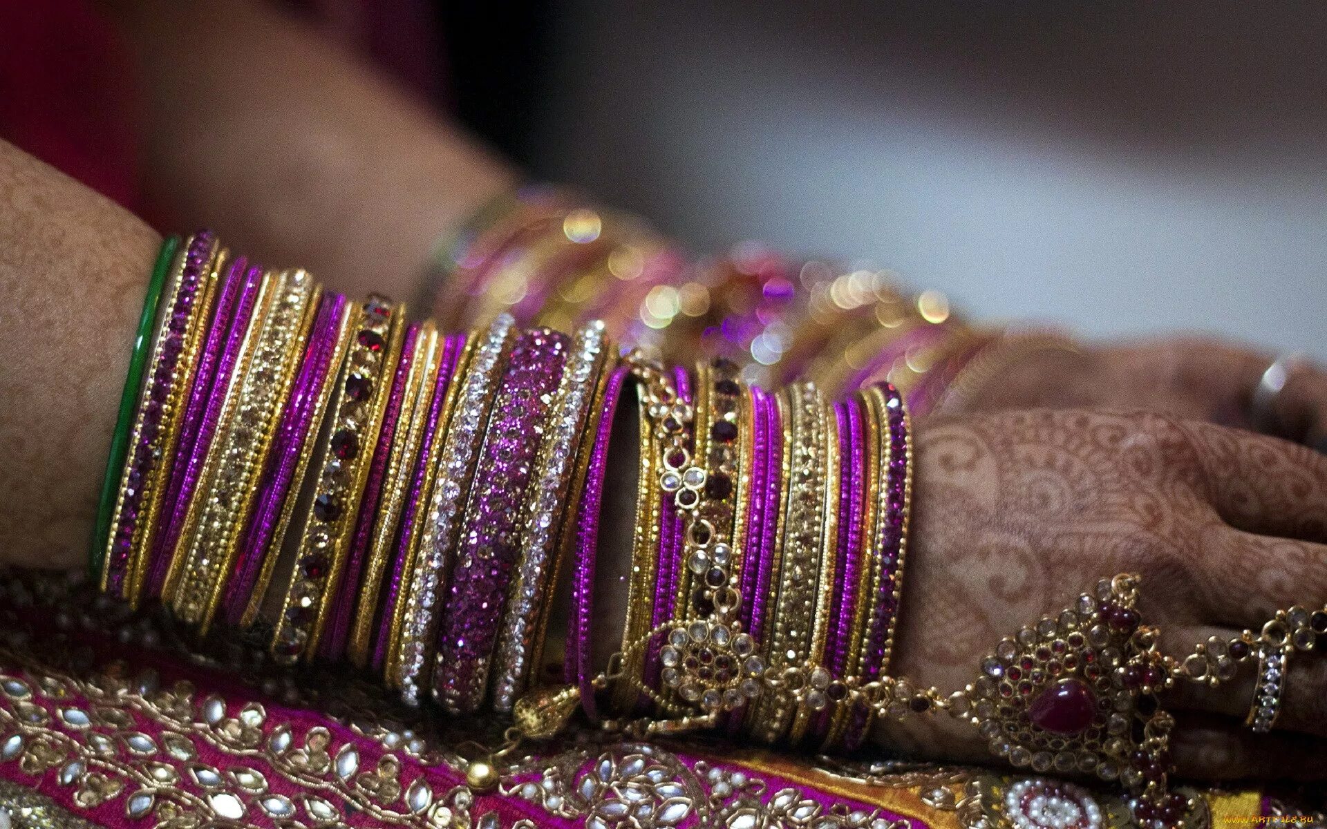 индийские украшения на руки. браслеты в индейском стиле. индийские браслеты. индийские браслеты на руку. Bangles.