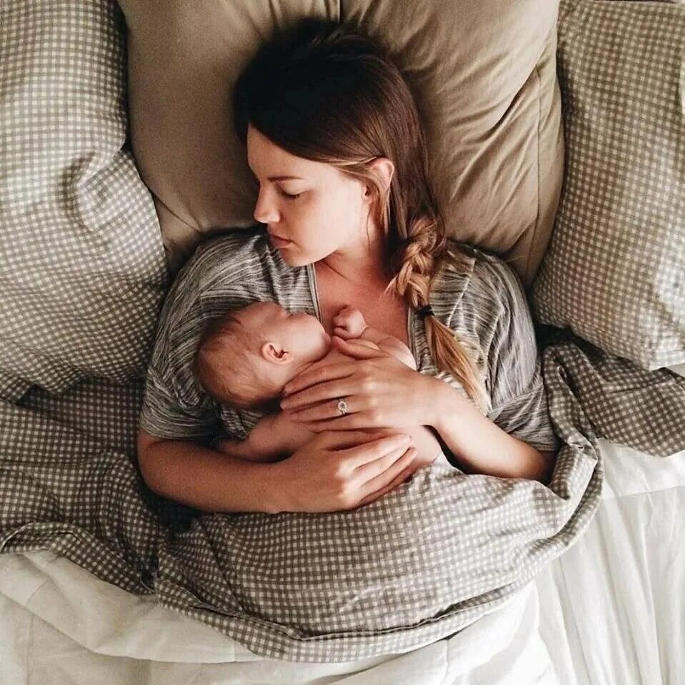 Совместный сон с ребенком. Малыш и мама. Мама с младенцем. Т спящую мать
