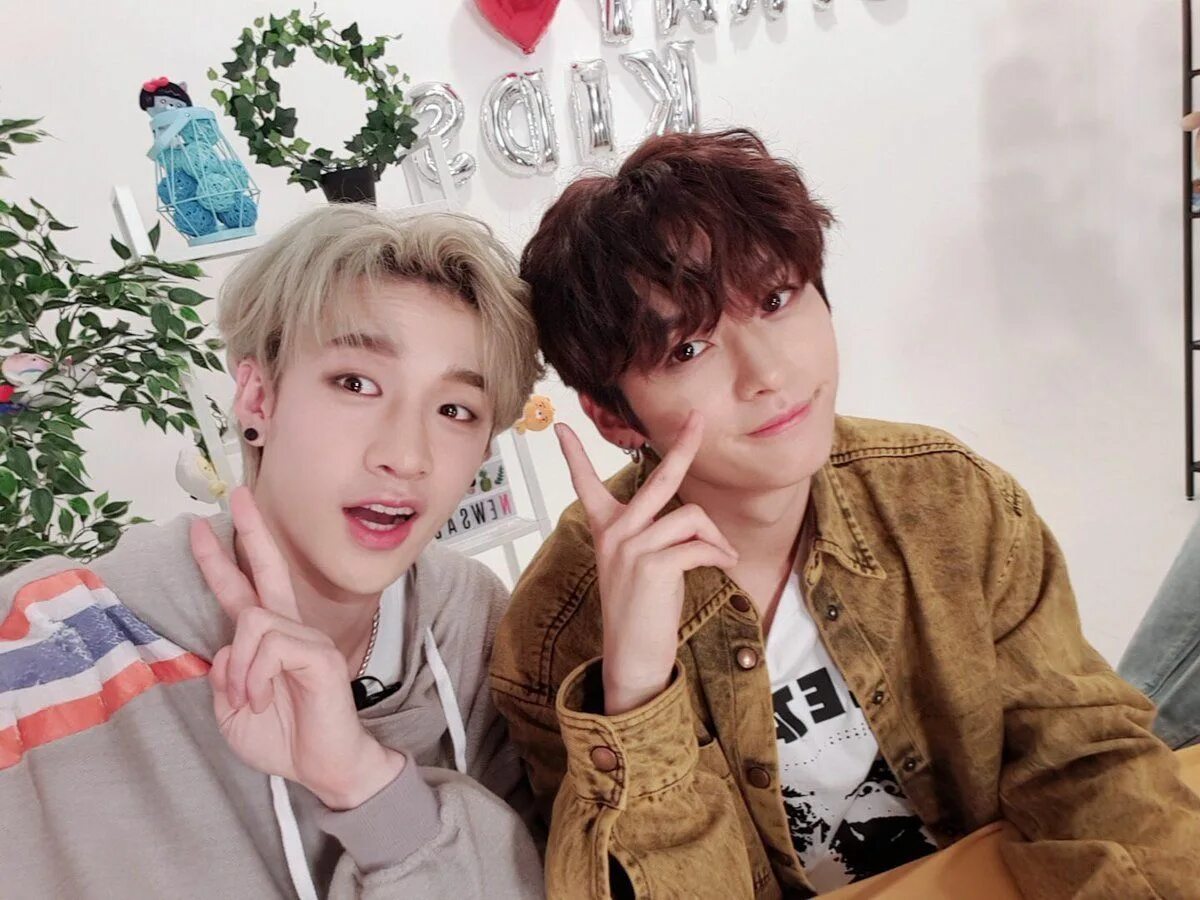 Bang chan lee know. Бан Чан и Минхо. Stray Kids бан Чан и Минхо. Минхо Stray Kids. Мин Хо и Чан Stray Kids.