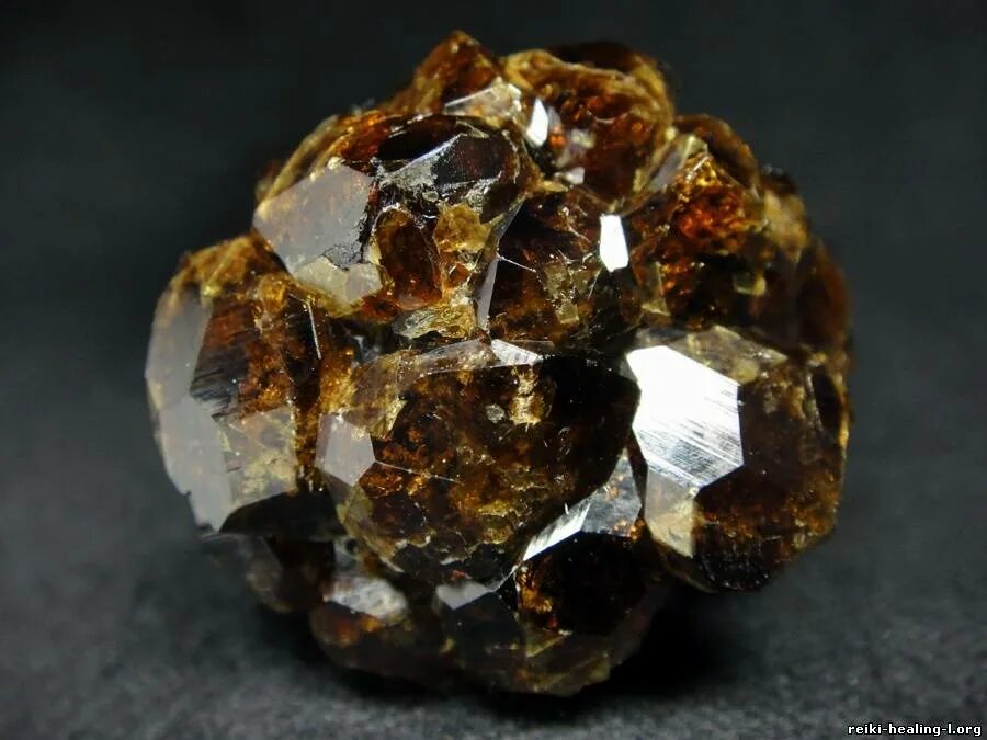 Группа гранатов. Группа гранатов. Гранат гроссуляр друза. Гранат пироп и альмандин отличия. Альмандин кристалл друзы.