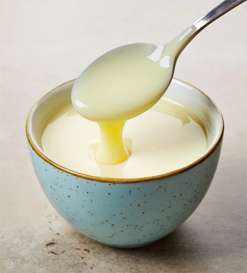 Сгущенка милк. Кето сгущенка. Сгущенное молоко в пиалке. Домашняя сгущенка. Сгущенное молоко на белом фоне.