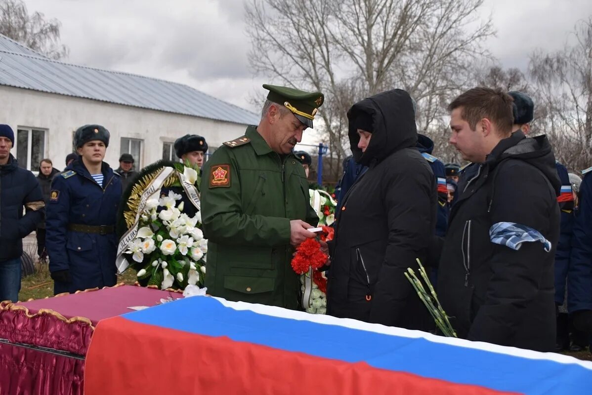 Свежие новости рязани и области сегодня. Прощание с погибшим на Украине. В Рязани простились с погибшим на Украине. Похороны в Спасском районе.