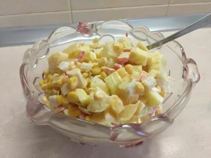Салат крабовый с ананасом и сыром