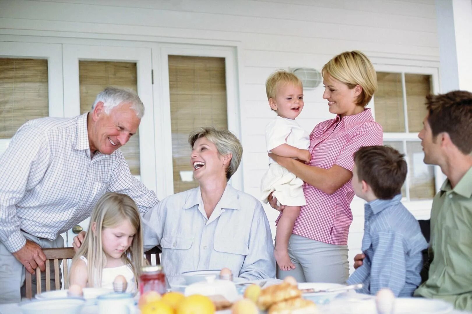 Отношение к родным и близким людям. Семья. Семья три поколения. Счастливая семья за столом. Семья с родителями.