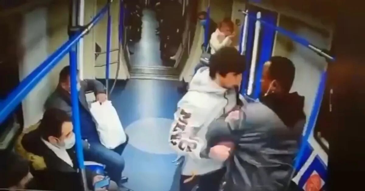 Нападение в метро. Драка в вагоне метро Москва.