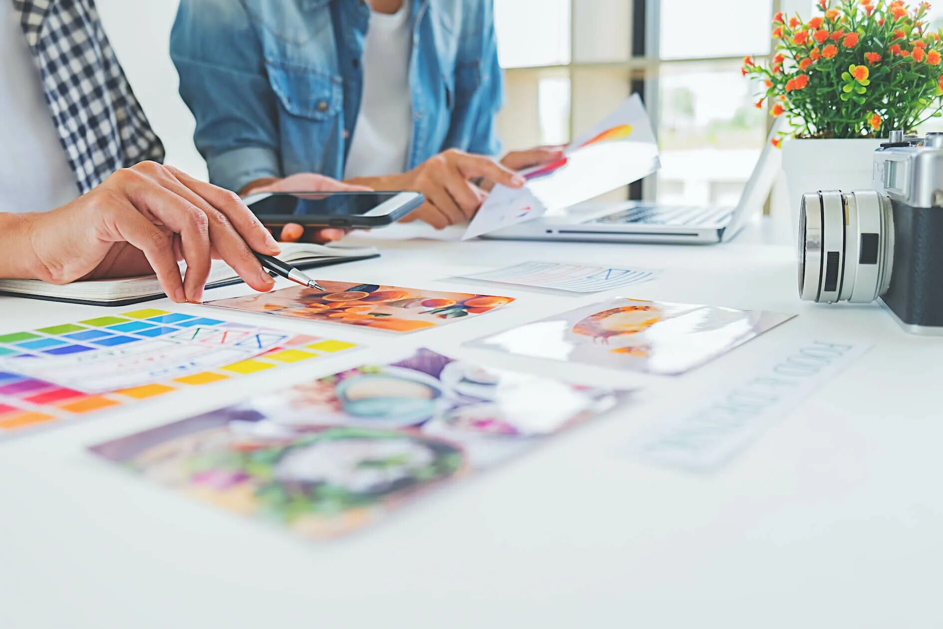 Дизайнер полиграфии. Стиль жизни маркетинг. Брендинг обучение. Дизайнер рекламы. Креативный маркетинг.