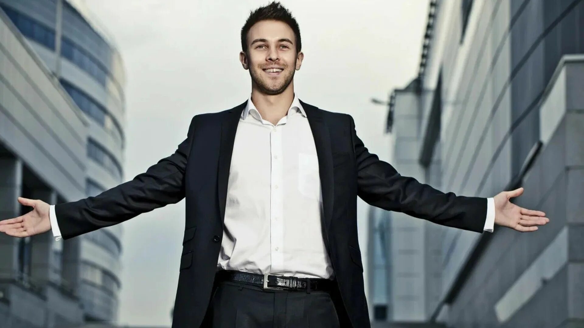 Бизнесмен с газетой. Деловой мужчина. Уравновешенный мужчина. Деловой мужчина. Радостный бизнесмен.