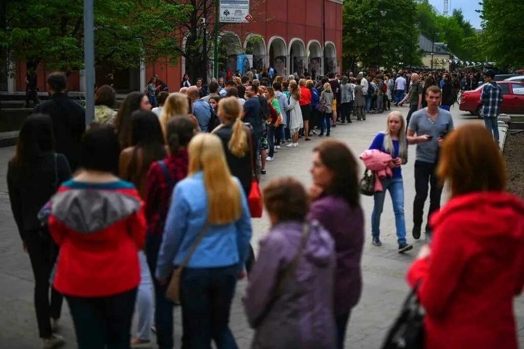 Очередь в первый класс. Дети в очереди. Очередь на сто. Очередь в первый класс. Родители в очереди в школу.