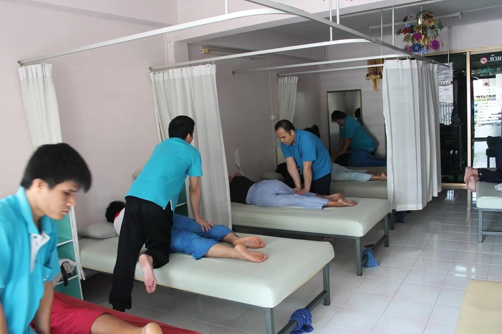 Классический тайский массаж. Spa-салон thai spa. Традиционный тайский массаж. Тайланд массаж салон. Тайланд массаж.