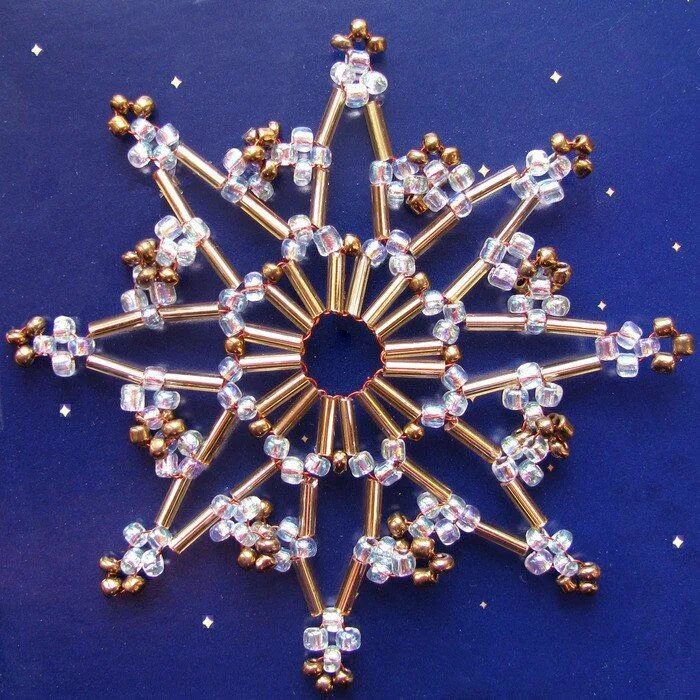 Снежинки из бусин. Снежинки из бисера. снежинка из стекляруса. объемная снежинка из бисера.