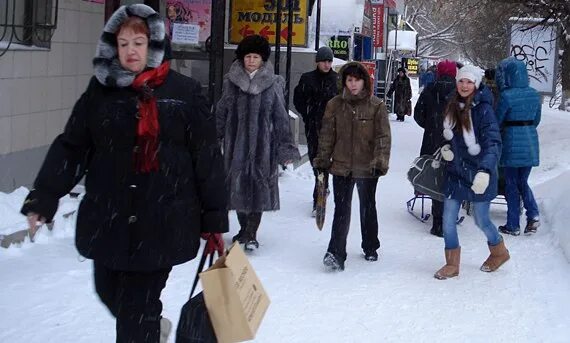 Прохожие на улице зимой. Люди зимой в России. Прохожие люди зима. Люди в зимней одежде на улице. Как одеться в калининград в марте