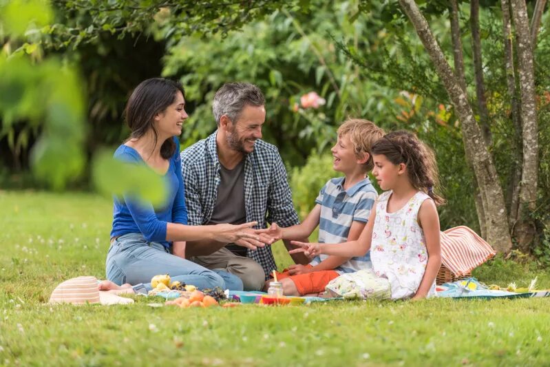 Мужчина главный в семье цитаты. Не смог создать семью. Радостные дети с родителями. Родители и дети. Радостные дети с родителями.