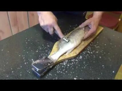 Как чистить окуней от чешуи видео