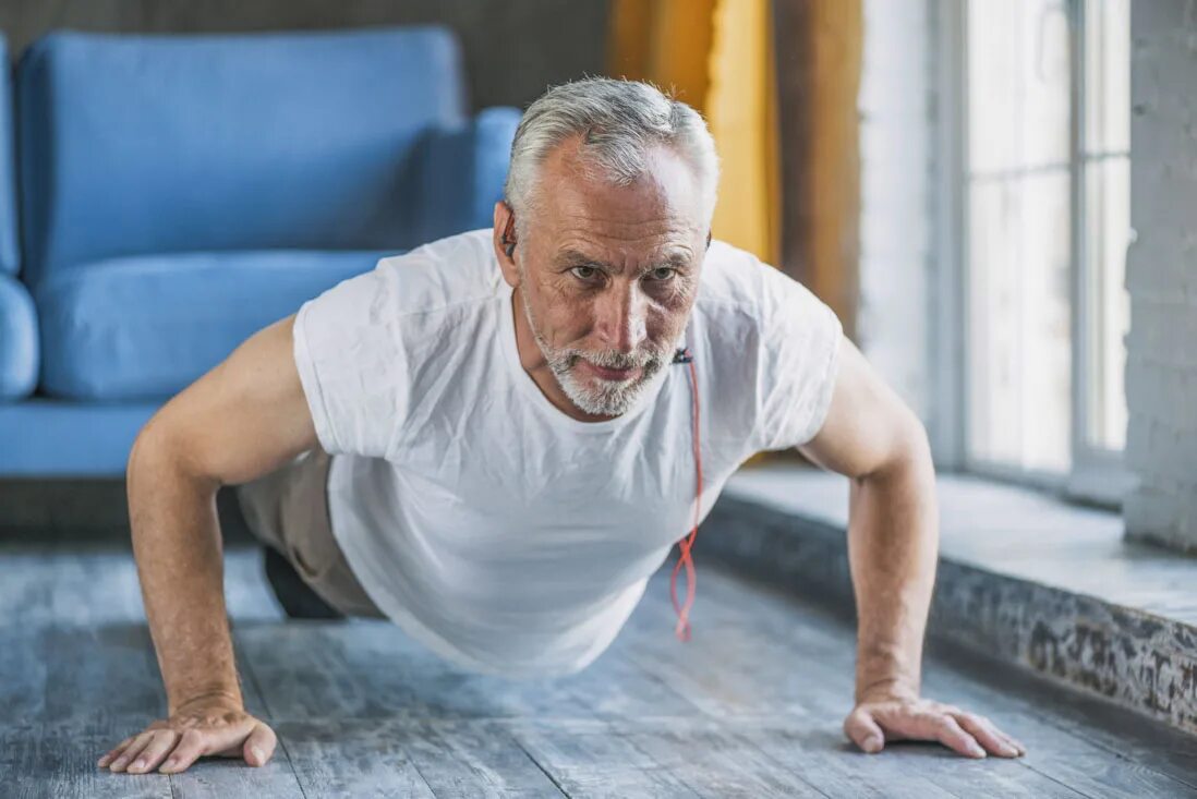 Спортивное долголетие. Пожилой мужчина занимается спортом. Физ упражнения для пожилых. Спортивный пожилой мужчина.