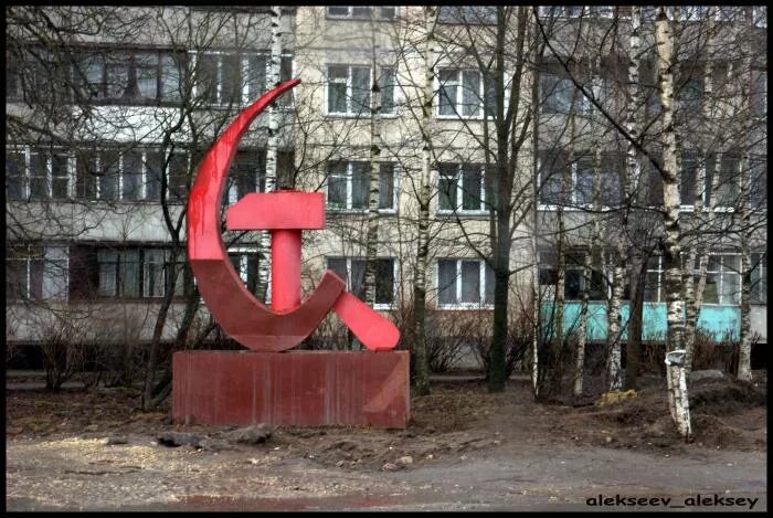 Дом серп и молот. Сиверский памятник серп и молот. серп и молот волгоградская область училище. памятник серп и молот волгоград. серп и молот волгоградская область школы.